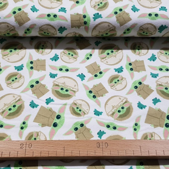 Cotton Flannel Baby Yoda Mandalorian White fabric - Cotton flannel fabric licensed with drawings of the character Baby Yoda (The Child) from the Star Wars The Mandalorian series from the Disney+ platform, on a white background with green frogs. The fabric
