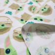 Tela Franela Algodón Baby Yoda Mandalorian Blanco - Tela de franela algodón ancho americano licencia con dibujos del personaje Baby Yoda (The Child) de la serie Star Wars The Mandalorian de la plataforma Disney+, sobre un fondo blanco con ranas verdes. La