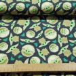 Cotton Flannel Baby Yoda Mandalorian Navy fabric - Cotton flannel fabric licensed with drawings of the character The Child (Baby Yoda) from the Star Wars The Mandalorian series from the Disney + platform, on a dark navy background with green frogs. The fa