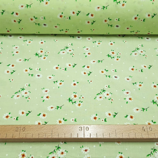 Fine Cotton Daisies Green fabric - Fine cotton bed sheet-like fabric with drawings of white daisy flowers on a light green background. The fabric is 150cm wide and its composition is 100% cotton.
