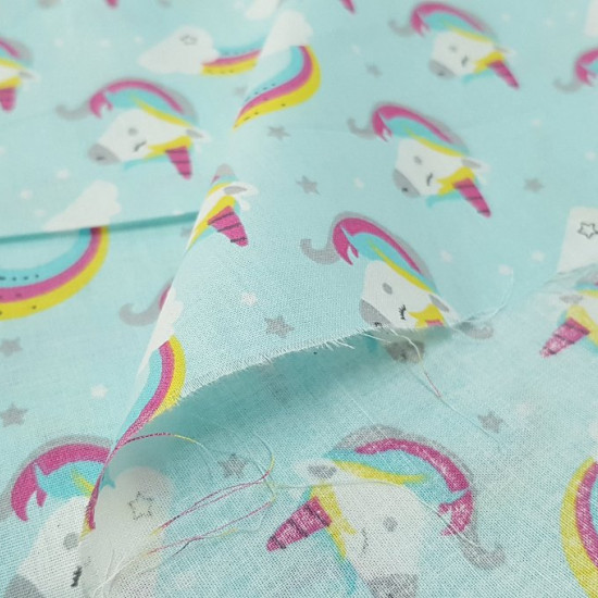 Tela Algodón Unicornios Nubes Arcoiris - Preciosa tela de algodón infantil de temática unicornios y nubes con arcoiris sobre un fondo azul suave. La tela mide 150cm de ancho y su composición 100% algodón