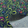 Tela Algodón Plumas Pavo Llamativas - Tela de algodón con mucho colorido con dibujos de plumas de pavo. La tela mide 150cm de ancho y su composición 100% algodón.