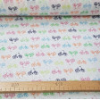 Tela Algodón Bicicletas Colores - Tela de algodón infantil con dibujos de bicicletas de colores sobre un fondo blanco. La tela mide 150cm de ancho y su composición 100% algodón.