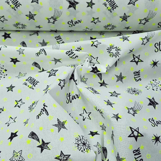 Tela Algodón Estrellas Neon Amarillo - Tela de algodón con dibujos de diferentes estrellas de color negro y otras más pequeñas de color neón amarillo sobre un fondo blanco. La tela mide 150cm de ancho y su composición 10