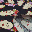 Tela Algodón Frida Fondo Marrón - Tela de algodón con dibujos de caras de Frida Kahlo sobre un fondo de color marrón oscuro. La tela mide 140cm de ancho y su composición 100% algodón.