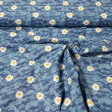 Tela Algodón Camuflaje Margaritas - Tela de algodón orgánico con dibujos de margaritas sobre un fondo de camuflaje en tonos azules. La tela mide 150cm de ancho y su composición 100% algodón.