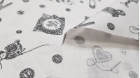 Tela Algodón Costura - Tela de algodón con dibujos de accesorios de costura sobre un fondo blanco. Aparecen cintas métricas, tijeras, agujas, dedales... La tela mide 140cm de ancho y su composición 100% algodón.