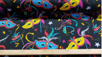 Tela Algodón Máscaras Carnaval - Tela de algodón con dibujos de máscaras de carnaval estilo veneciano con colores llamativos sobre un fondo negro. La tela mide 145cm de ancho y su composición 100% algodón.