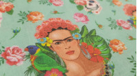Tela Algodón Frida Tropical - Tela de popelín algodón estampación digital con dibujos de Frida con decoración floral tropical, loros, claveras... sobre un fondo claro. La tela mide 140cm de ancho y su composición 100% algodón.