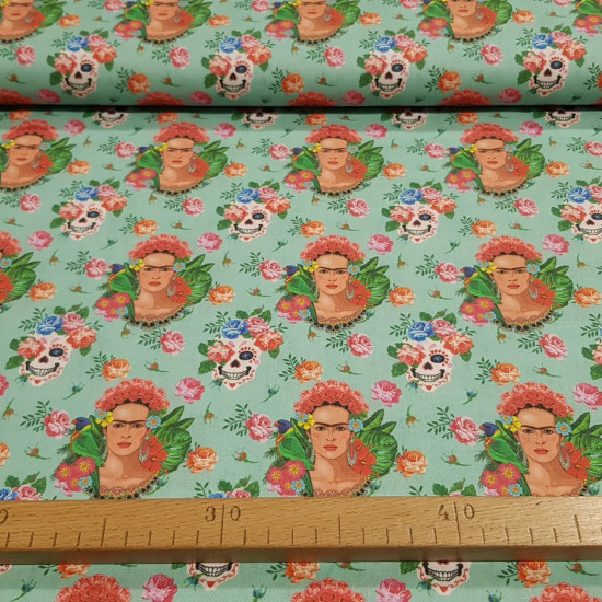 Tela Algodón Frida Tropical - Tela de popelín algodón estampación digital con dibujos de Frida con decoración floral tropical, loros, claveras... sobre un fondo claro. La tela mide 140cm de ancho y su composición 100% algodón.