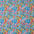 Algodón Botones Cintas Efecto 3D - Tela de algodón tipo popelín efecto 3D con dibujos de botones de diferentes modelos y colores, cintas métricas y otras cintas decorativas, sobre un fondo en tono de color azul. La tela mide 150cm