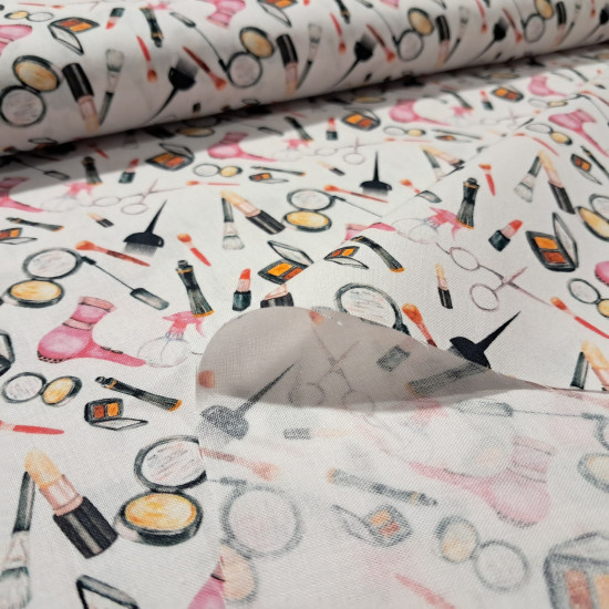 Tela Algodón Maquillaje - Tela de algodón con dibujos de utensilios y accesorios de maquillaje sobre fondo blanco. La tela mide 150cm de ancho y su composición 100% algodón.