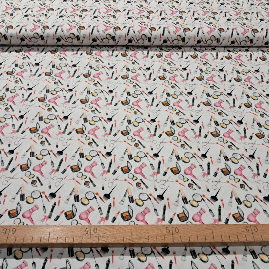 Tela Algodón Maquillaje - Tela de algodón con dibujos de utensilios y accesorios de maquillaje sobre fondo blanco. La tela mide 150cm de ancho y su composición 100% algodón.