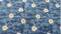 Tela Algodón Camuflaje Margaritas - Tela de algodón orgánico con dibujos de margaritas sobre un fondo de camuflaje en tonos azules. La tela mide 150cm de ancho y su composición 100% algodón.