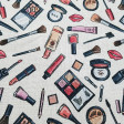 Tela Algodón Maquillaje - Tela de algodón con dibujos de utensilios y accesorios de maquillaje sobre fondo blanco. La tela mide 150cm de ancho y su composición 100% algodón.