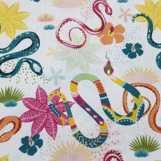 Tela Algodón Tropical Serpientes - Tela de algodón orgánico (GOTS) con dibujos de serpientes y vegetación tropical de colores sobre un fondo blanco. La tela mide 150cm de ancho y su composición 100% algodón.