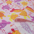 Tela Algodón Tortugas Fondo Rosa - Tela de algodón con dibujos de tortugas de colores nadando sobre un fondo rosa con peces y corales. La tela mide 110cm de ancho y su composición 100% algodón.