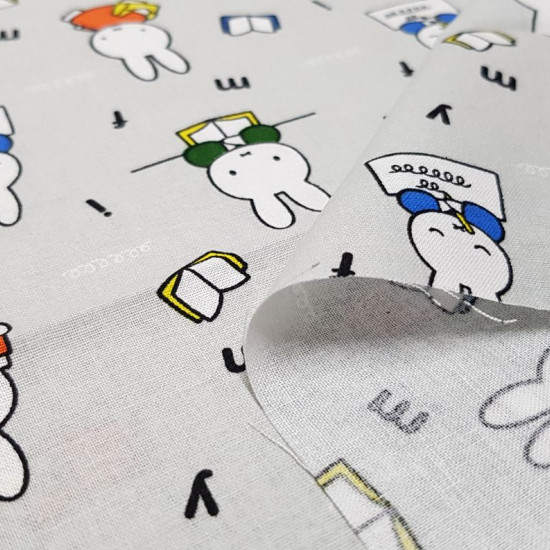 Tela Algodón Miffy Escribiendo - Tela de algodón licencia con dibujos de los personaje Miffy escribiendo y leyendo sobre un fondo de color gris con letras. Esta tela forma parte de la colección Miffy At School de The Craft Cotton Company. La tel