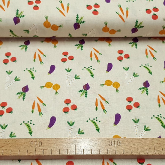 Cotton Vegetables fabric - American width cotton fabric with drawings of vegetables such as tomatoes, carrots, onions... on a light background. This fabric is part of the Vegetable Patch collection by The Craft Cotton Company, designed by Vict