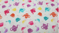 Tela Algodón Fiesta del Té - Tela de algodón con dibujos de teteras, tazas de té y azucareras de colores sobre un fondo blanco con topitos de colores. La tela mide 110cm de ancho y su composición 100% algodón.