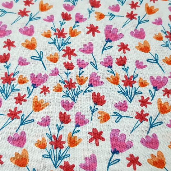 Tela Algodón Flores Dulces - Tela de algodón ancho americano con dibujos de flores dulces en colores rosas, rojos y naranjas sobre un fondo blanco. Esta tela forma parte de la colección Girls Day Out de The Craft Cotton Company.