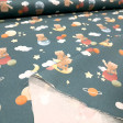 Tela Algodón Ositos Nubes Ilusion Algodón Ositos Nubes Ilusion - Tela de popelín algodón infantil con dibujos de ositos subidos en balones con dibujos de nubes, estrellas y lunas de colores sobre sobre un fondo tono azul. La tela mide 150cm de ancho y su composici&oa