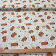 Algodón Capibara Fiesta - Tela de popelín algodón de temática infantil con dibujos del entrañable roedor capibara celebrando una fiesta, sobre un fondo blanco. La tela mide 140cm de ancho y su composición 10