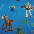 Algodón Disney Toy Story Azul - Tela de algodón Disney con los personajes de Toy Story sobre fondo azul. Tenemos a Buzz, Woody, el señor Potato y muchos más… La tela mide 140cm de ancho y su composición 100% algod
