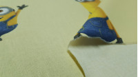 Tela Algodón Minions Amarillo - Tela de algodón licencia especial decorativa con dibujos grandes de los personajes Minions en varias poses sobre un fondo amarillo claro. La tela mide 140cm de ancho y su composición 100% algodón.