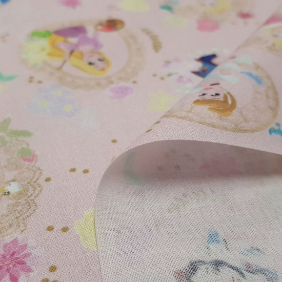 Tela Algodón Disney Princesas Love Rosa - Tela de algodón licencia Disney con los personajes de princesas Disney Blancanieves, Cenicienta, Rapuntzel, Aurora, Bella y Ariel sobre un fondo rosa.  La tela mide 150cm de ancho y su composición 100% algodón.