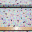 Tela Algodón Disney Minnie Burbujas Arcoiris - Tela de algodón licencia Disney con dibujos del personaje Minnie sobre arcoiris formando burbujas. La tela mide 150cm de ancho y su composición 100% algodón.