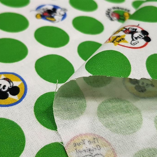 Tela Algodón Disney Mickey Lunares Verdes - Tela de algodón licencia con dibujos de Mickey Mouse dentro de círculos o lunares con fondo blanco y lunares verdes alrededor. La tela mide 150cm de ancho y su composición 100% algodó
