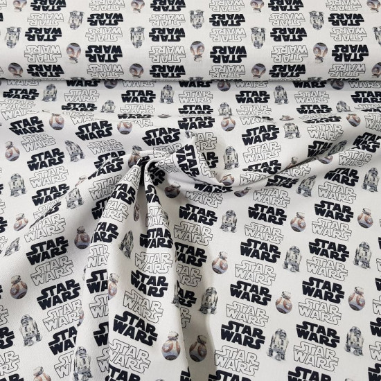 Tela Algodón Star Wars Droides Logos - Tela de algodón con dibujos de logos Star Wars en blanco y negro y los droides R2-D2 y BB-8 sobre un fondo blanco. La tela mide 150cm de ancho y su composición 100% algodón.