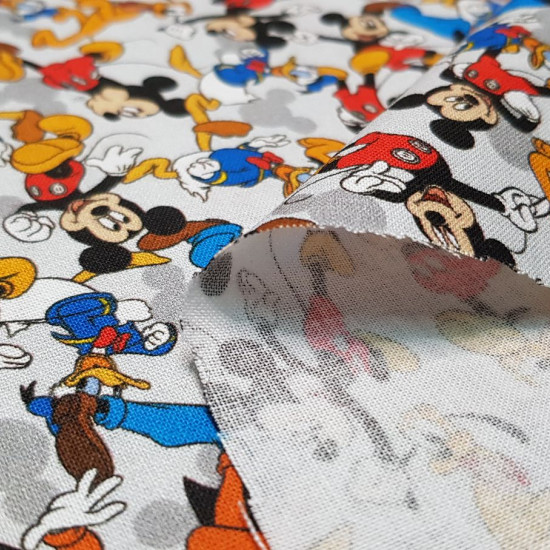 Tela Algodón Disney Personajes Collage Blanco - Tela de algodón popelín licencia con dibujos de clásicos personajes Disney como Mickey Mouse, Donald, Pluto... formando un collage sobre un fondo blanco. La tela mide 140cm de ancho y su composición 100% alg
