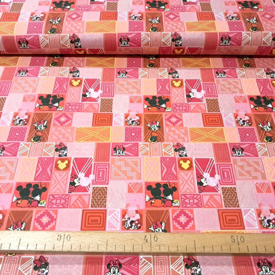 Cotton Disney Minnie Daisy Boutique fabric Cotton Disney Minnie Daisy Boutique fabric - Disney-licensed cotton poplin fabric featuring Minnie and Mickey Mouse characters on a patchwork-style background dominated by pink and fuchsia. The fabric measures 140 cm wide and is made of 100% cotton.