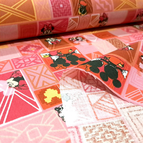 Cotton Disney Minnie Daisy Boutique fabric Cotton Disney Minnie Daisy Boutique fabric - Disney-licensed cotton poplin fabric featuring Minnie and Mickey Mouse characters on a patchwork-style background dominated by pink and fuchsia. The fabric measures 140 cm wide and is made of 100% cotton.
