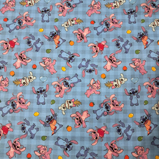 Tela Algodón Disney Stitch Angel Cuadro Vichy Tela de popelín de algodón con estampado de cuadro vichy azul y personajes de Stitch y Angel jugando con frutas y el muñeco Trapos