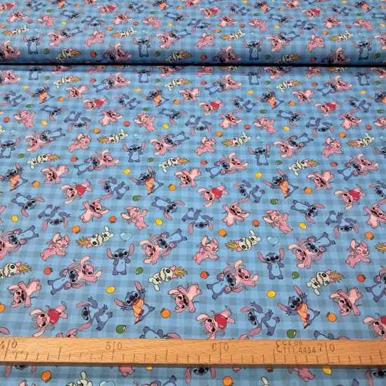 Tela Algodón Disney Stitch Angel Cuadro Vichy Tela de popelín de algodón con estampado de cuadro vichy azul y personajes de Stitch y Angel jugando con frutas y el muñeco Trapos