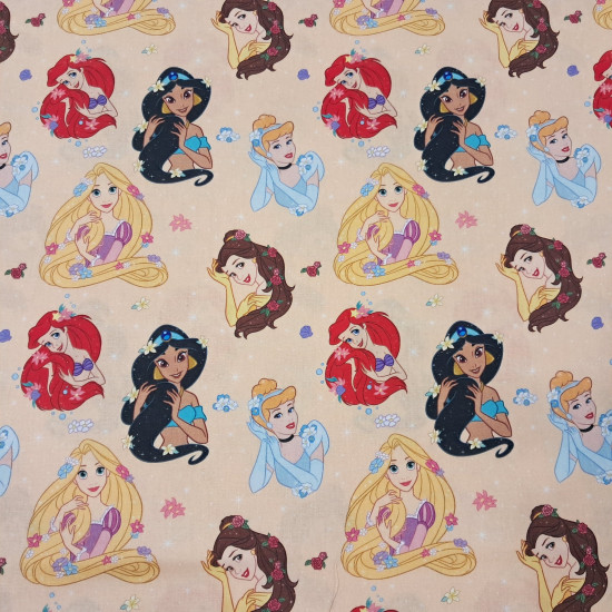 Tela Algodón Disney Princesas Tela de popelín de algodón tono melocotón empolvado con preciosos retratos de las Princesas Disney: Ariel, Cenicienta, Rapunzel, Bella y Jasmine