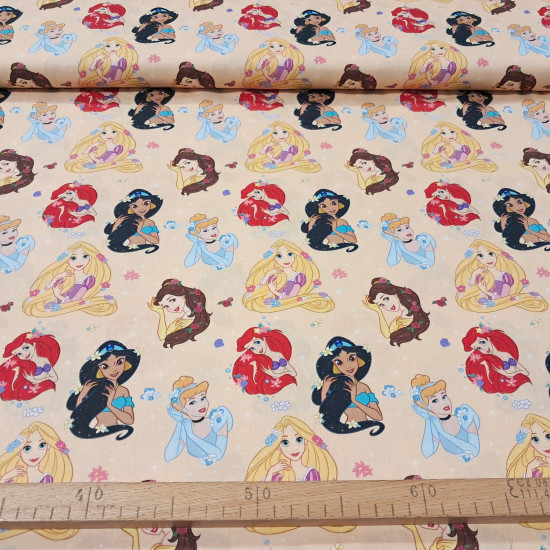 Tela Algodón Disney Princesas Tela de popelín de algodón tono melocotón empolvado con preciosos retratos de las Princesas Disney: Ariel, Cenicienta, Rapunzel, Bella y Jasmine
