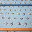 Tela Algodón Bluey Nadando Tela de popelín de algodón azul con divertido estampado de Bluey flotando feliz en el agua