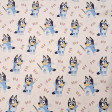 Tela Algodón Bluey Pintando Tela popelín de algodón blanco con estampado repetido de Bluey pintando con pinceles y tizas