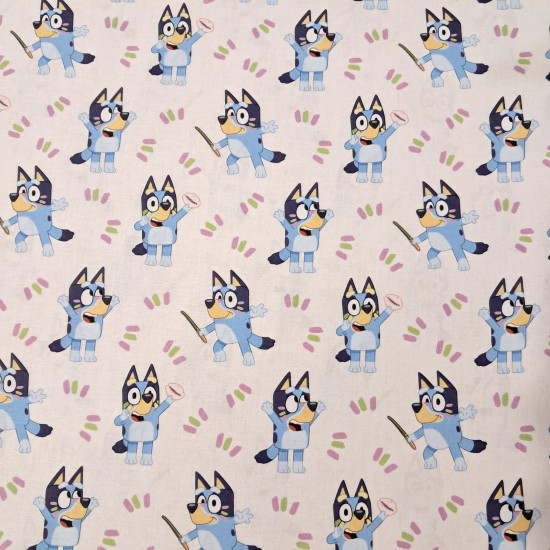 Tela Algodón Bluey Pintando Tela popelín de algodón blanco con estampado repetido de Bluey pintando con pinceles y tizas