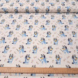 Tela Algodón Bluey Pintando Tela popelín de algodón blanco con estampado repetido de Bluey pintando con pinceles y tizas