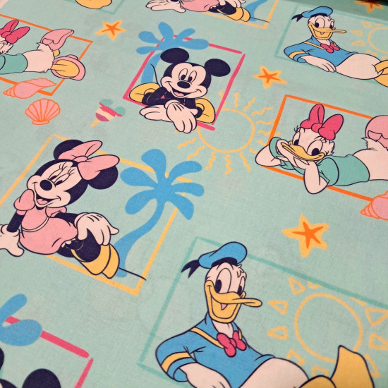 Tela popelín de algodón turquesa con estampado de Mickey, Minnie, Donald y Daisy con palmeras y conchas marinas