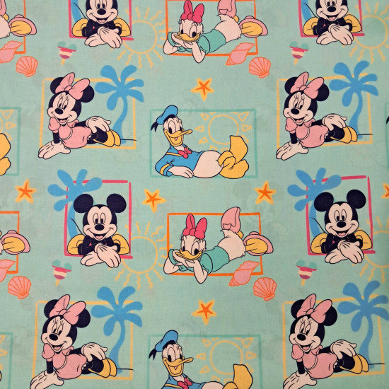 Tela popelín de algodón turquesa con estampado de Mickey, Minnie, Donald y Daisy con palmeras y conchas marinas
