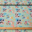 Tela popelín de algodón turquesa con estampado de Mickey, Minnie, Donald y Daisy con palmeras y conchas marinas