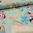 Tela popelín de algodón turquesa con estampado de Mickey, Minnie, Donald y Daisy con palmeras y conchas marinas