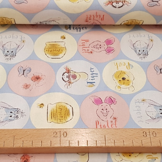 Tela Algodón Disney Winnie Círculos - Tela de algodón Disney con dibujos de los personajes de Winnie the Pooh. Aparecen en círculos de varios colores los personajes Winnie, Tigger, Igor y Tiglet. Además de tarros de miel y mariposas, todo ello sobre un fo