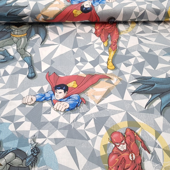 Tela Algodón Superhéroes DC Comics - Tela de algodón con dibujos de los superhéroes de la editorial DC Comics. Aparecen Superman, Batman y Flash sobre un fondo de tonos grises y formas triangulares. Este tejido mide 140cm de ancho y su composición 100%